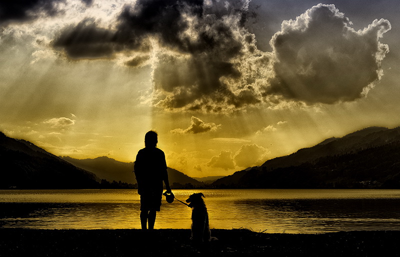Allgäu 09 - 2014 - 20140916_0193 als Smartobjekt-1 Kopie.jpg - Der See liegt traumhaft schön  von Bergen umschlossen